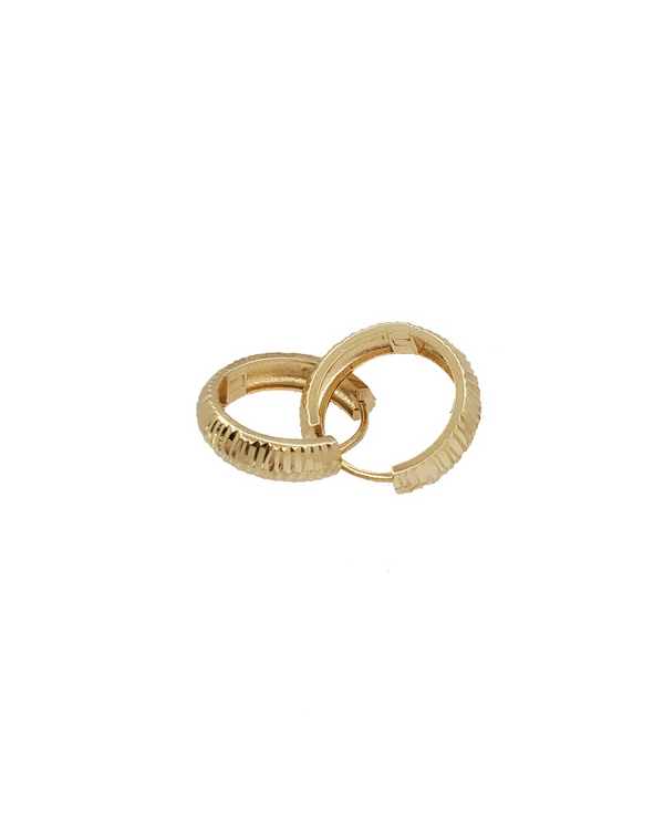 Diamond-Cut Vintage Line Huggie Earring (18K)